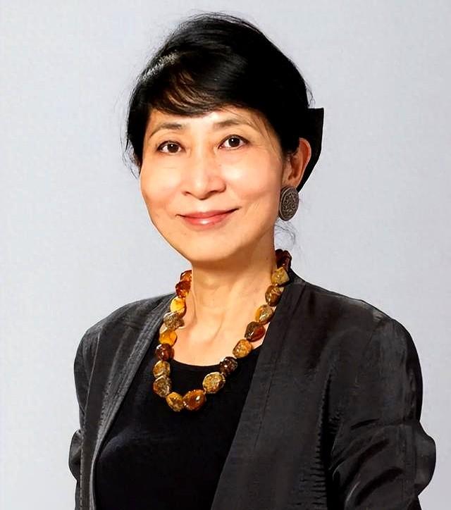 她曾是光环加身的“海归精英”，摇身一变，竟成了拒唱国歌、否认自己是中国人的“两面