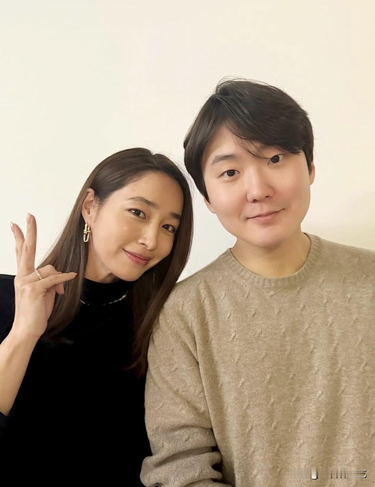 12月，演员李秉宪的妻子李敏贞在Instagram上传了照片，并配文“我是你的忠