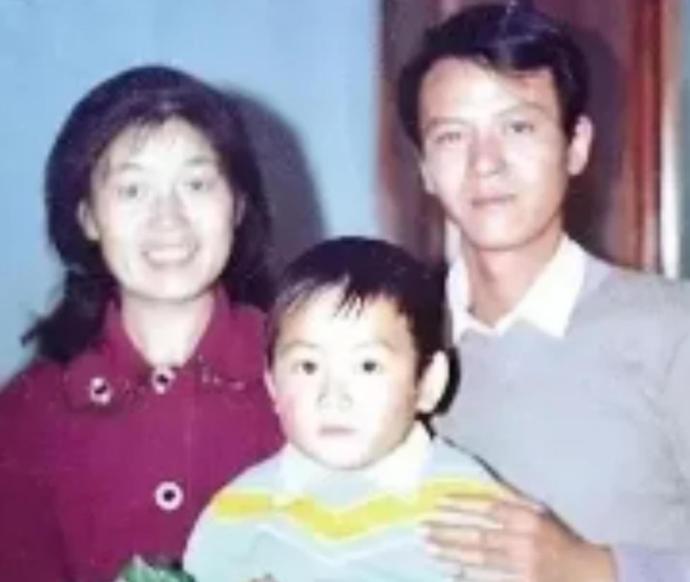 1979年，上海知青戴建国不顾反对娶了一农村女子，谁知娶回家当晚，妻子就大喊大叫