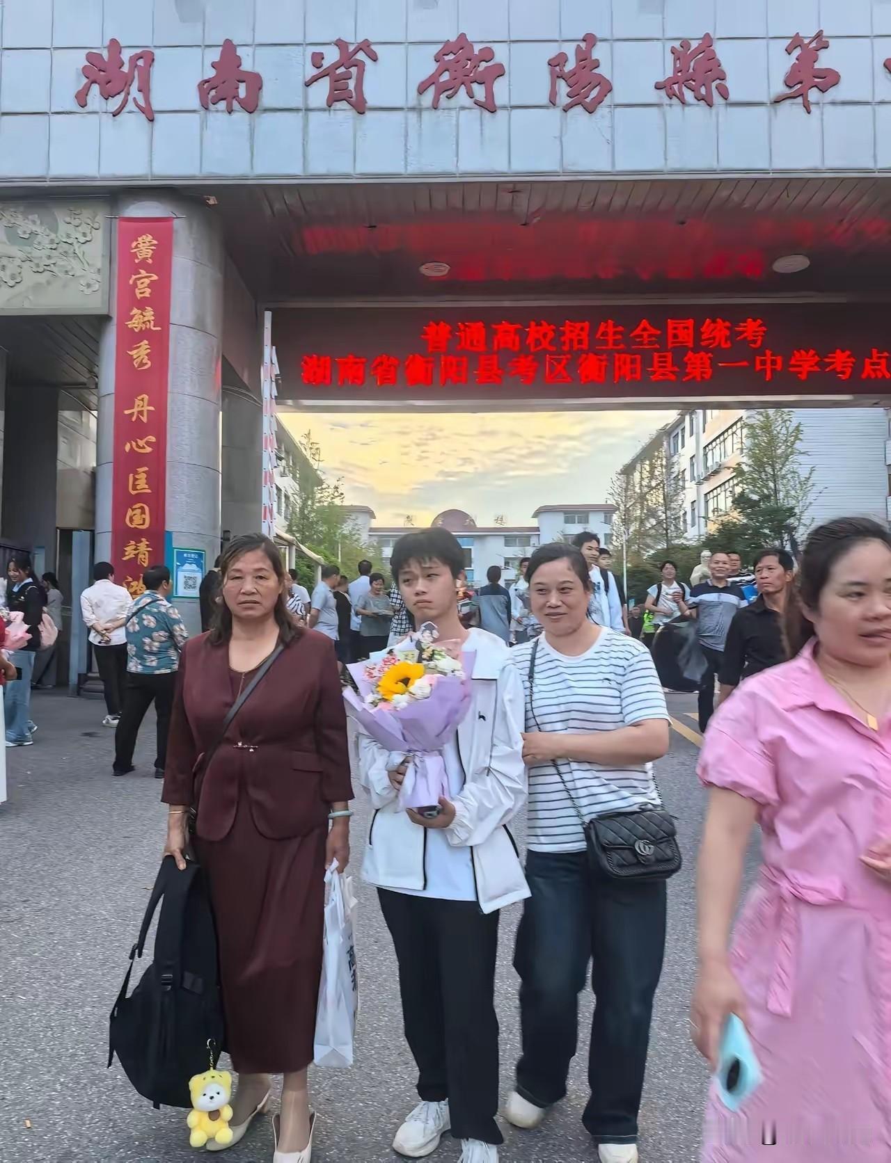 放弃湘潭大学，去读长沙大学，合理吗？表姐家儿子家在衡阳农村，今年高考发挥超常，