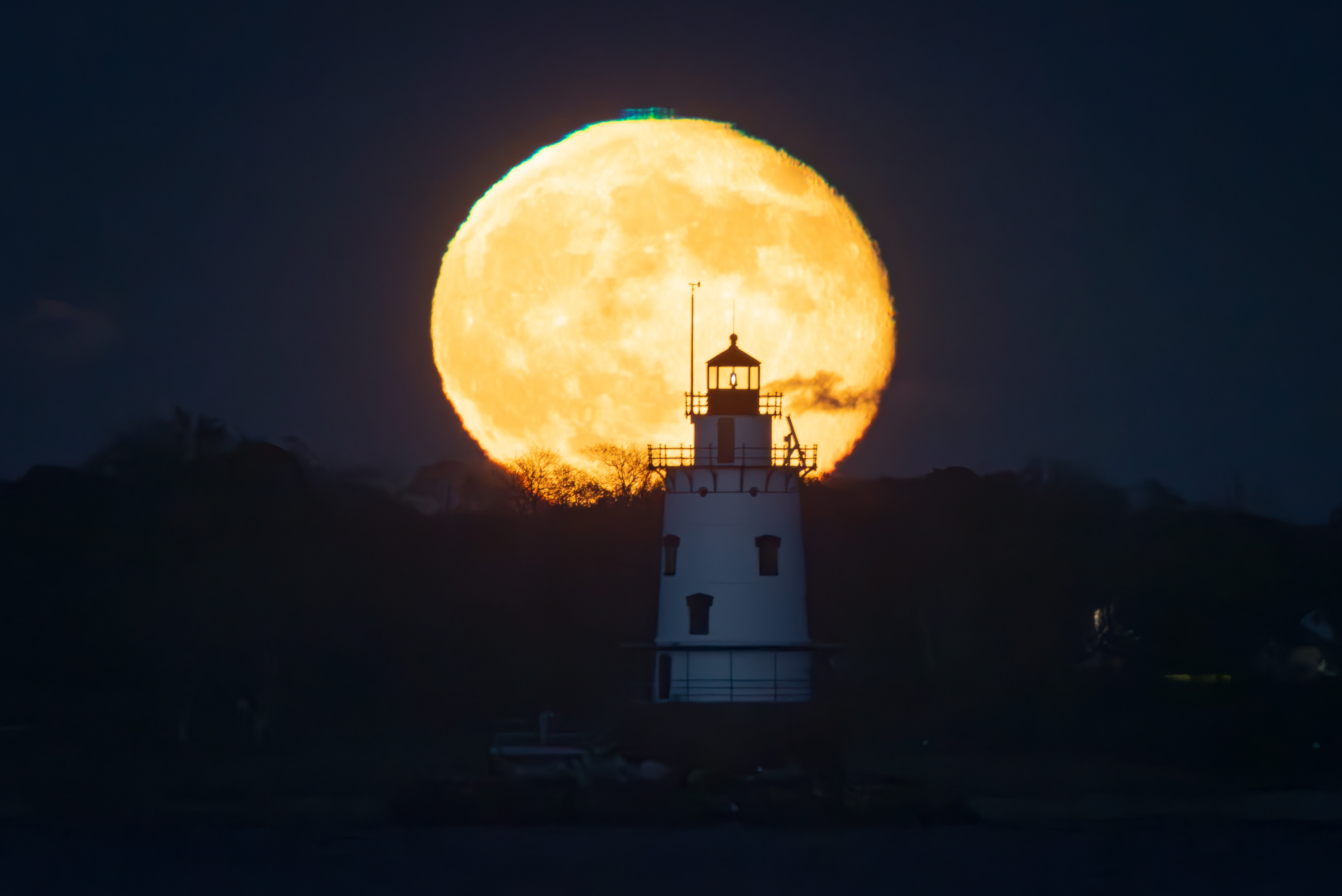 11月7日，摄影师JasonMajor拍摄月升时，抓到了一次非常精彩的绿闪。这