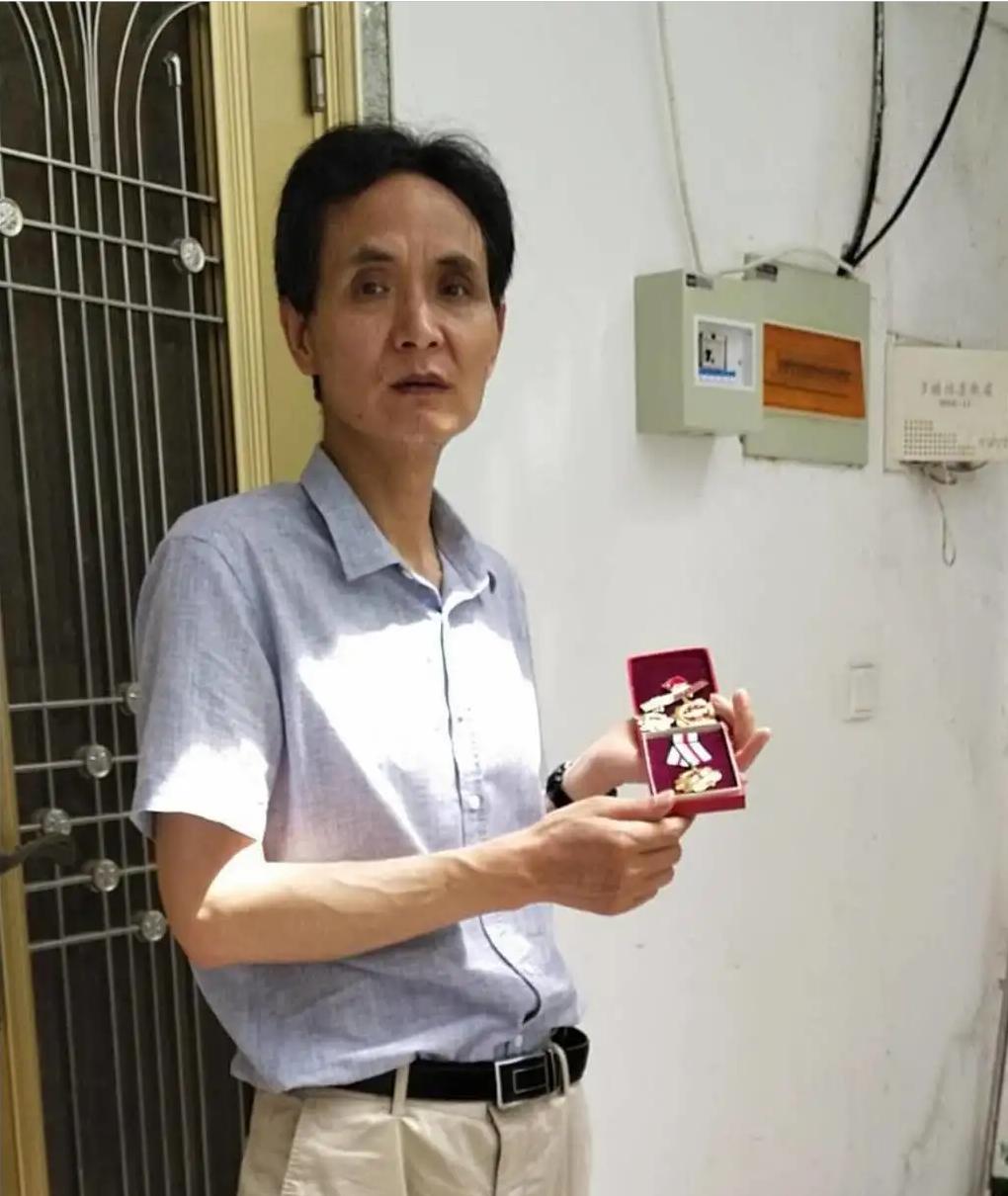 对越自卫反击战一等功臣张长海，潜伏3天3夜，不吃不喝，大小便随身排出。4