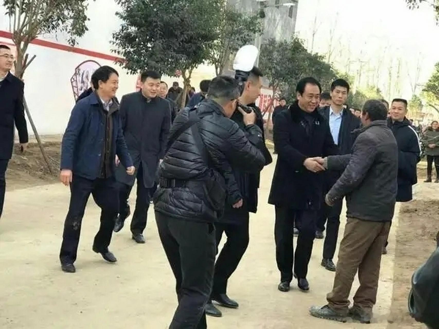 感觉许家印很想当大官，那排场简直顶格了。