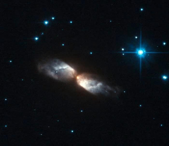 在Cygnus，一颗恒星正处于其最后转变的中途。IRAS20068+4051