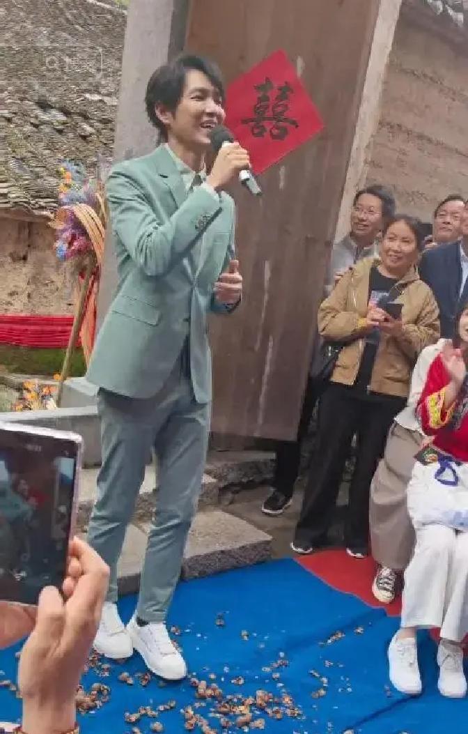 1月27日早上，成都乡镇菜市场刚热闹起来，51岁的钟汉良背着竹编背篓蹲在摊前，认