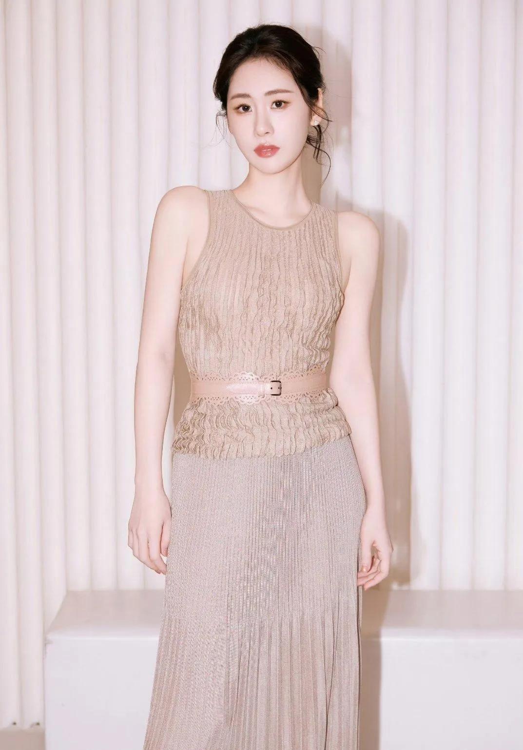 张碧晨这套穿搭也太适合普通人抄作业了！奶茶色真的是黄皮天菜，显白又温柔。无袖设