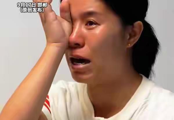 太让人心疼！1岁时她就被700元卖掉，小时候养母常殴打她，养父去世后，养母还带着