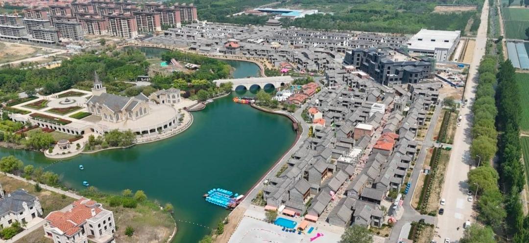 春日生活打卡季近日，位于青岛平度市南村镇的印象胶东建设项目一期完成竣工验收。该项