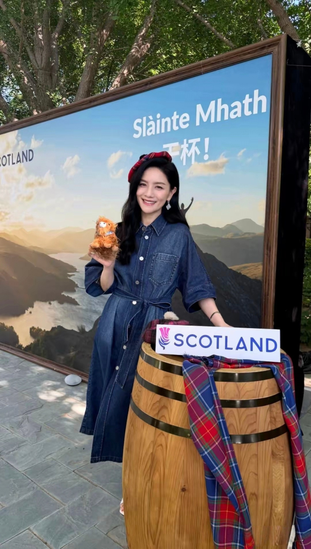 胡可受邀现身英国驻华使馆！穿牛仔裙真好看，俩儿子还在英国留学