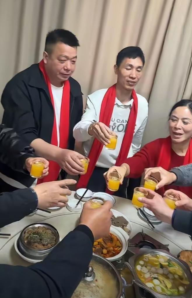 湖北仙桃姐弟俩的团圆饭，看着让人心里热乎乎的！一大家人终于聚在一起，热热闹闹吃饭