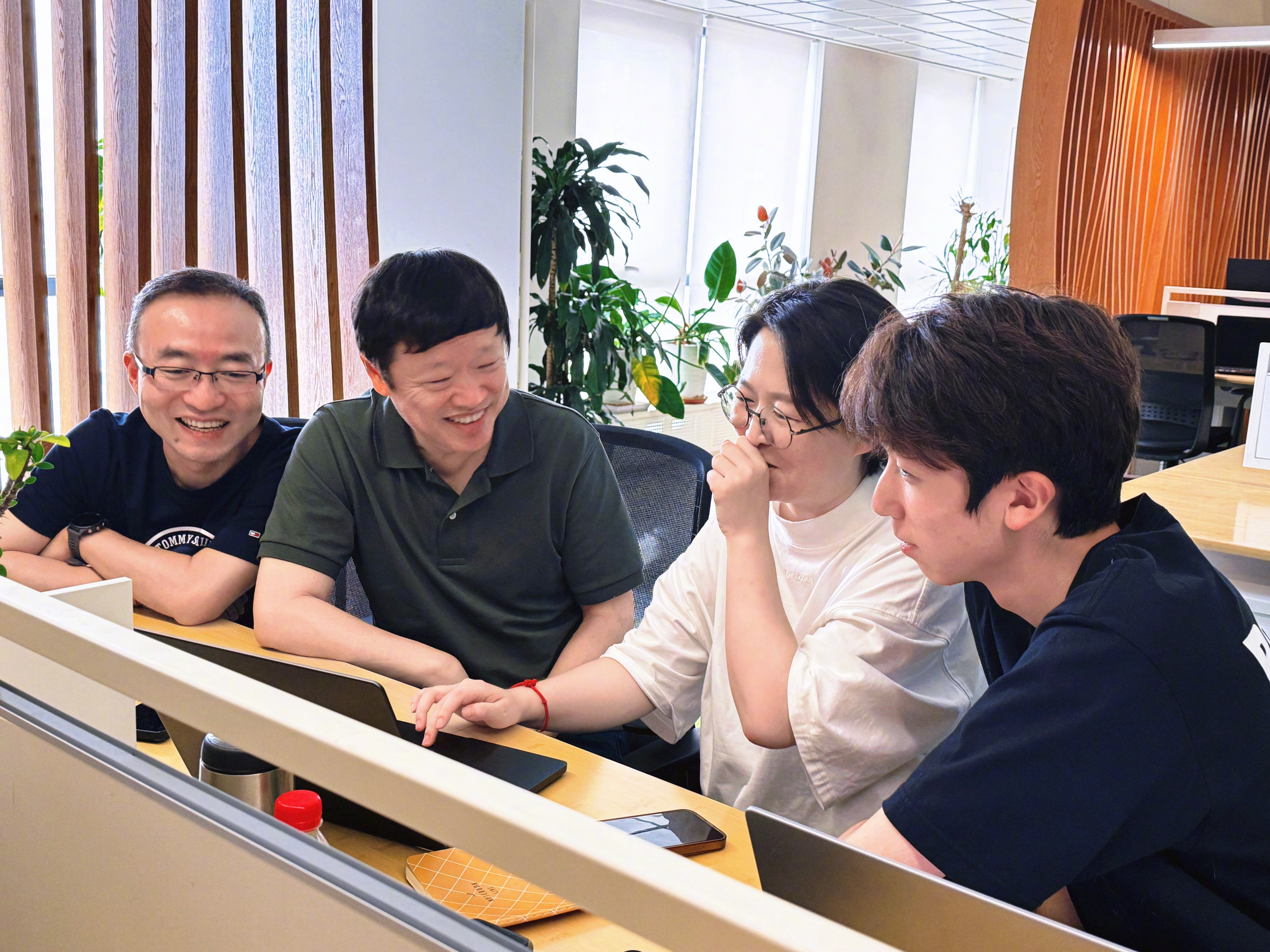 老胡今天去了一家朋友的影视公司，在他们AIGC团队里开始“系统学习”AI技术。直