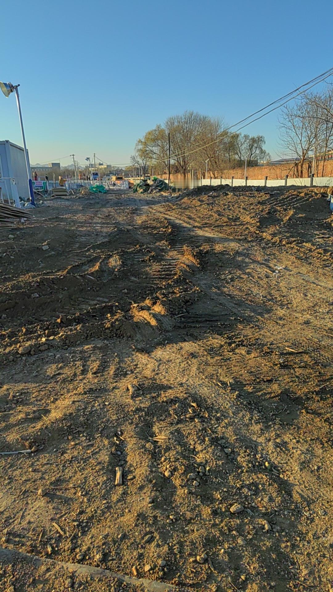 这个东北爷们一点不含糊，在工地干了一个小时跑了，嘴里还骂骂咧咧感觉很委屈一样……