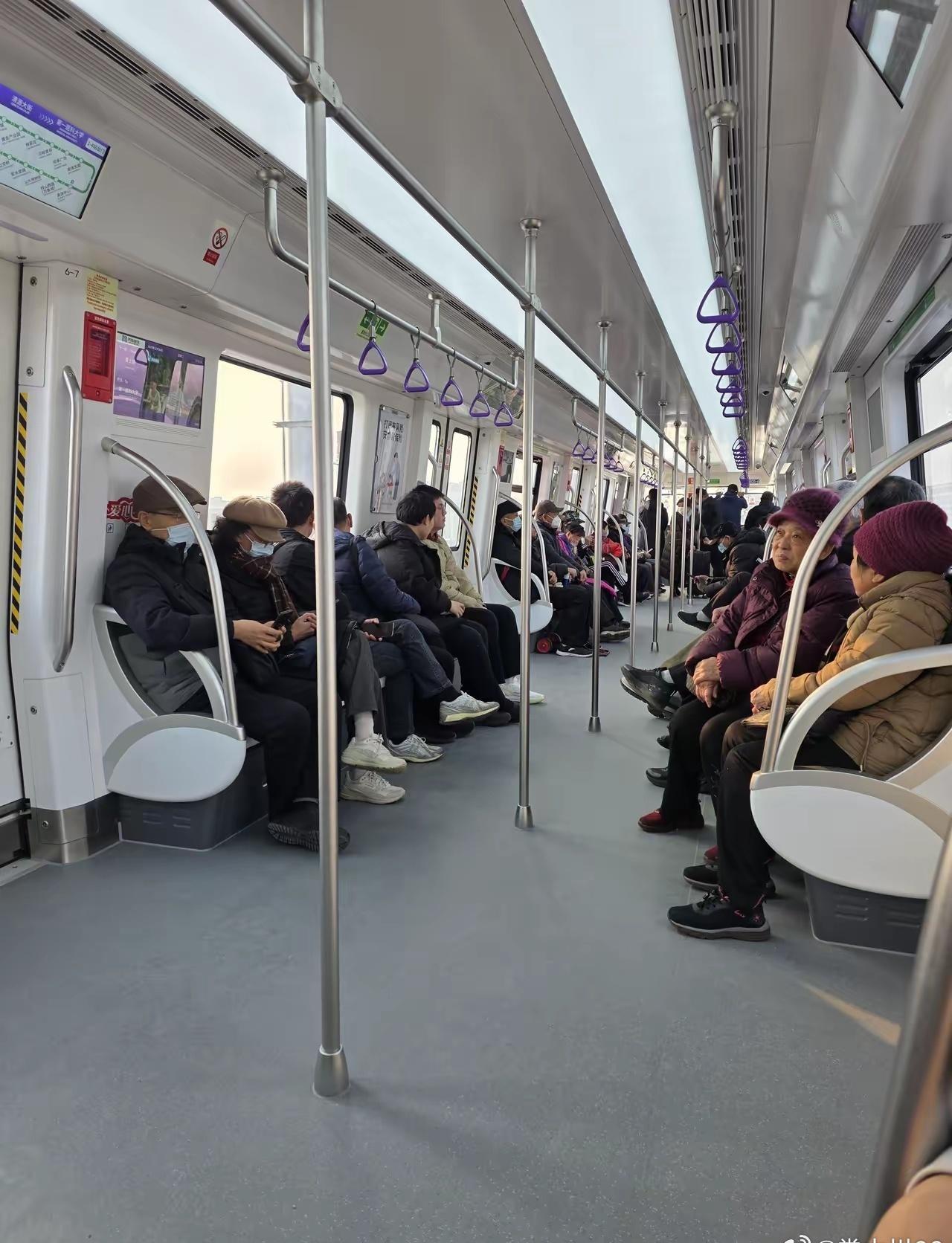 济南地铁8号线，从章丘清源大街站可以直接坐到济南西第一医科大学站，中间不需要在邢