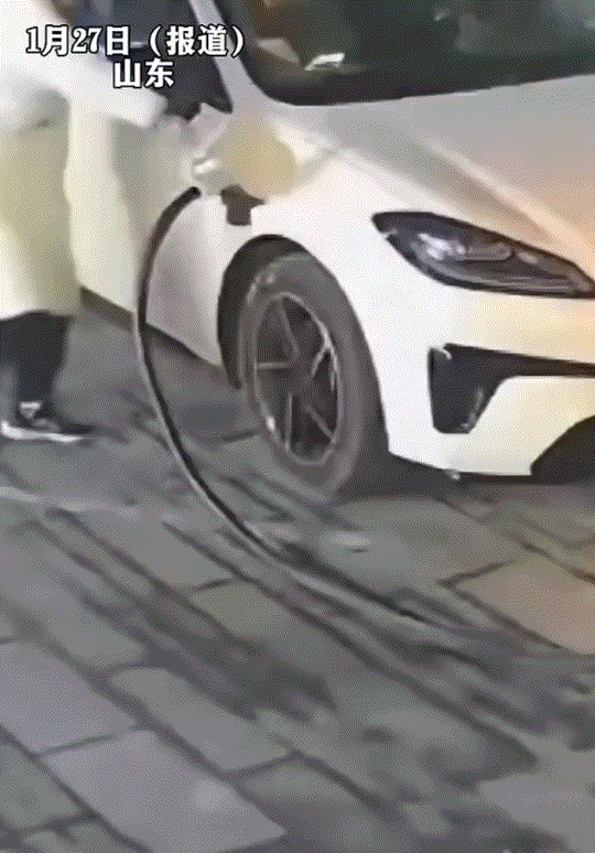 过分了！山东青岛，一公用充电桩前，一女子使用充电枪给她的车充电，这一般人来说，充