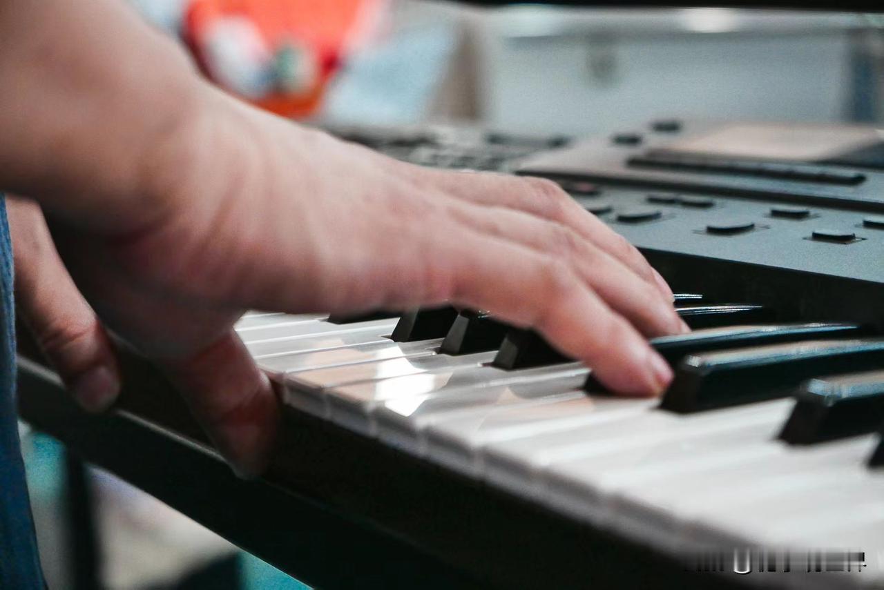 苦辣酸甜熬岁月，喜怒哀乐弹人生。对下联友友请出上联对下联其乐融融友友请