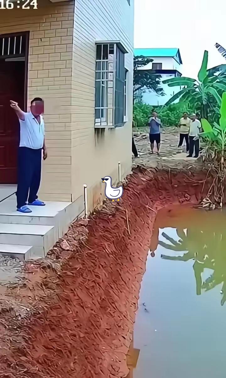 广西老表把宅基地挖成两米深鱼塘，邻居墙裂了才慌去年初堵路，今年三月水满，裂