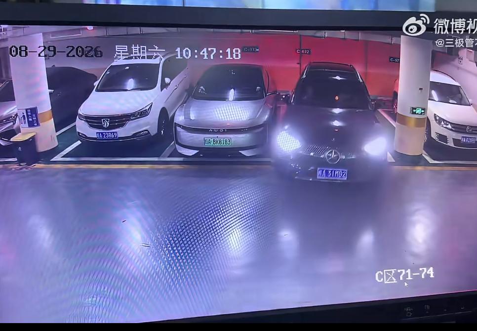 合肥一男子开奔驰出库刮蹭到旁边的车直接逃逸，女子查3个小时监控，找到证据，提