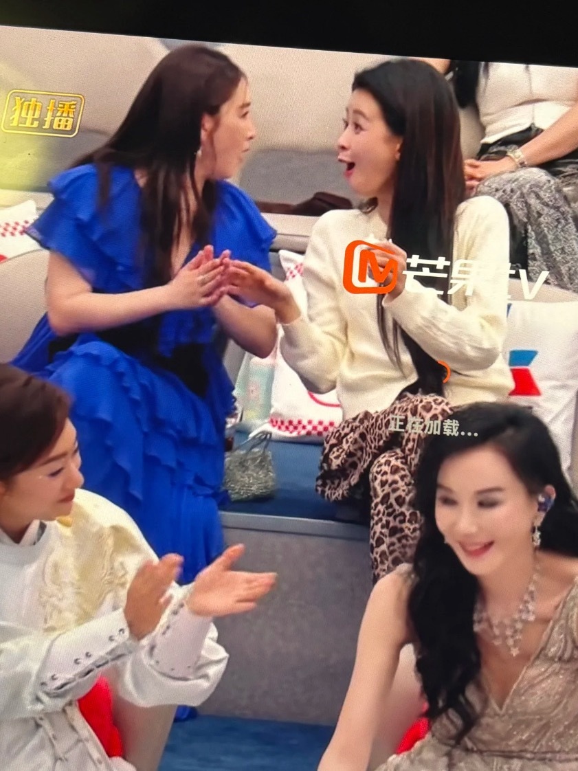 演我和我闺蜜突然在这个地方卡住了，姐妹俩真的笑死我了。孙怡直接笑出小夫嘴！