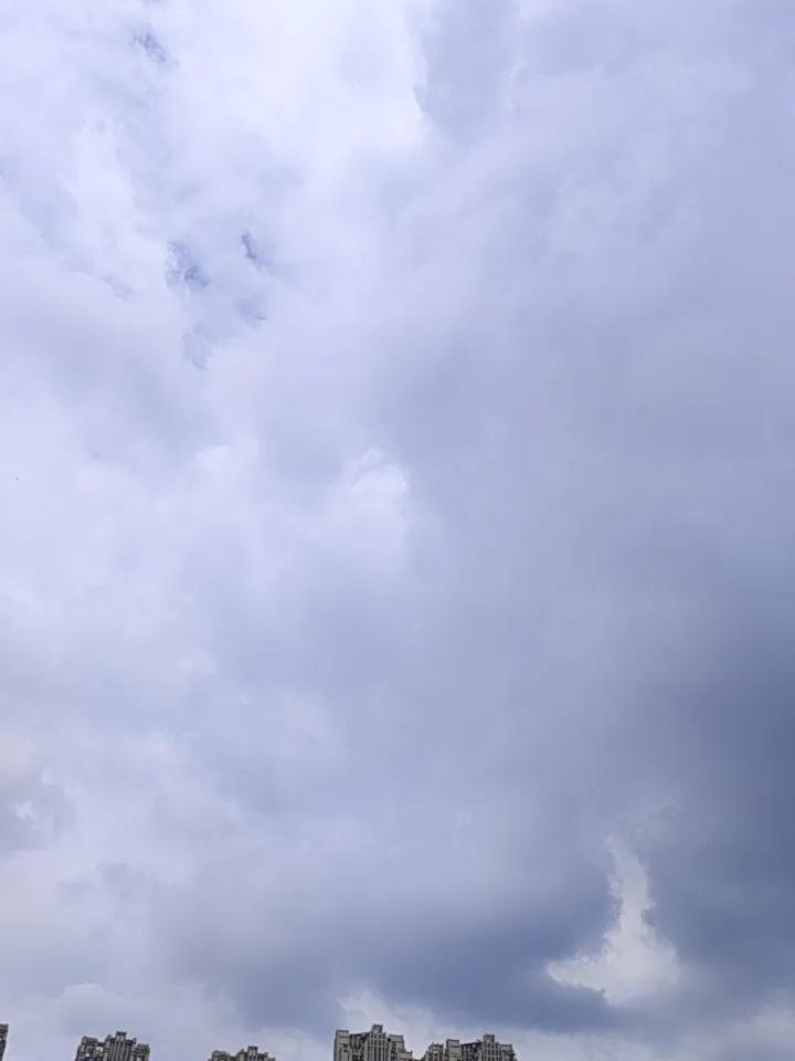 昆明这7、8月的雨季，雨水多得离谱。我看网上有人问7月昆明天气，有人吐槽都淹水了