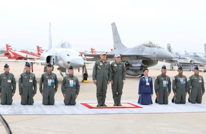 泰国空军纪念日，下跪场面荒诞又奇特！3月7日，泰国空军88周年庆典，国王王后