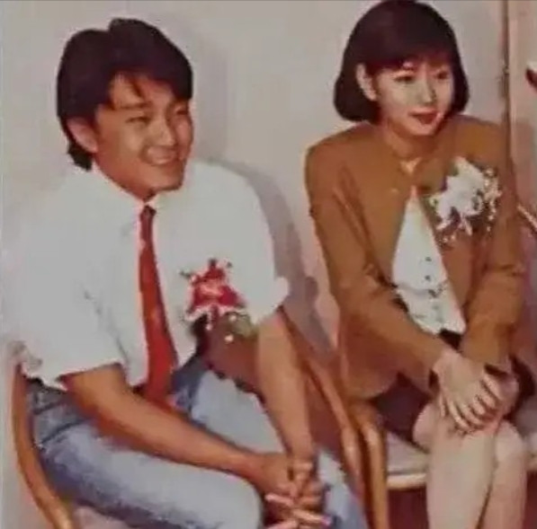 1992年，与周星驰相恋3年的罗慧娟，提出想要结婚，却被他痛骂“神经病”，罗慧娟