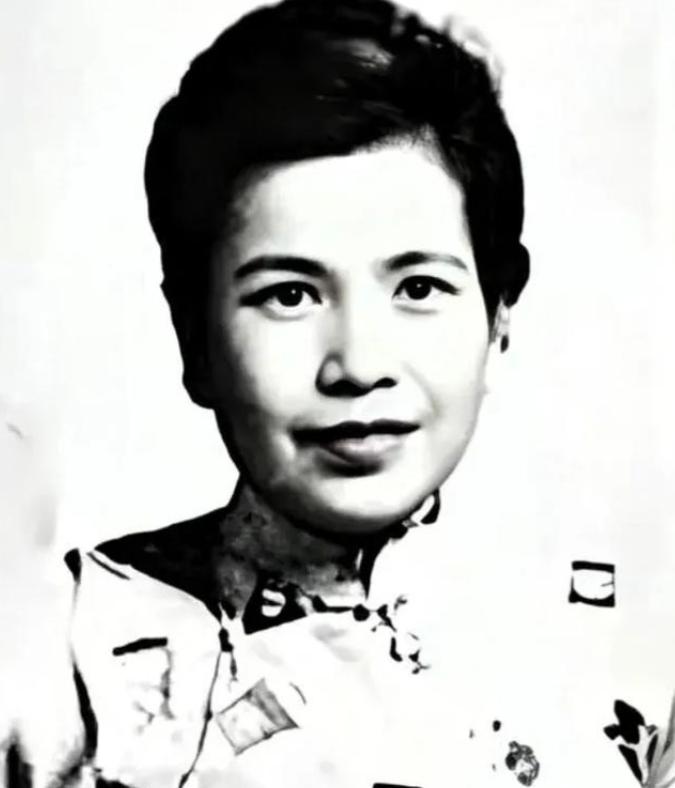 1973年，吴石被追认为烈士，大陆的两个孩子三番五次写信，让妈妈回来，可吴石夫