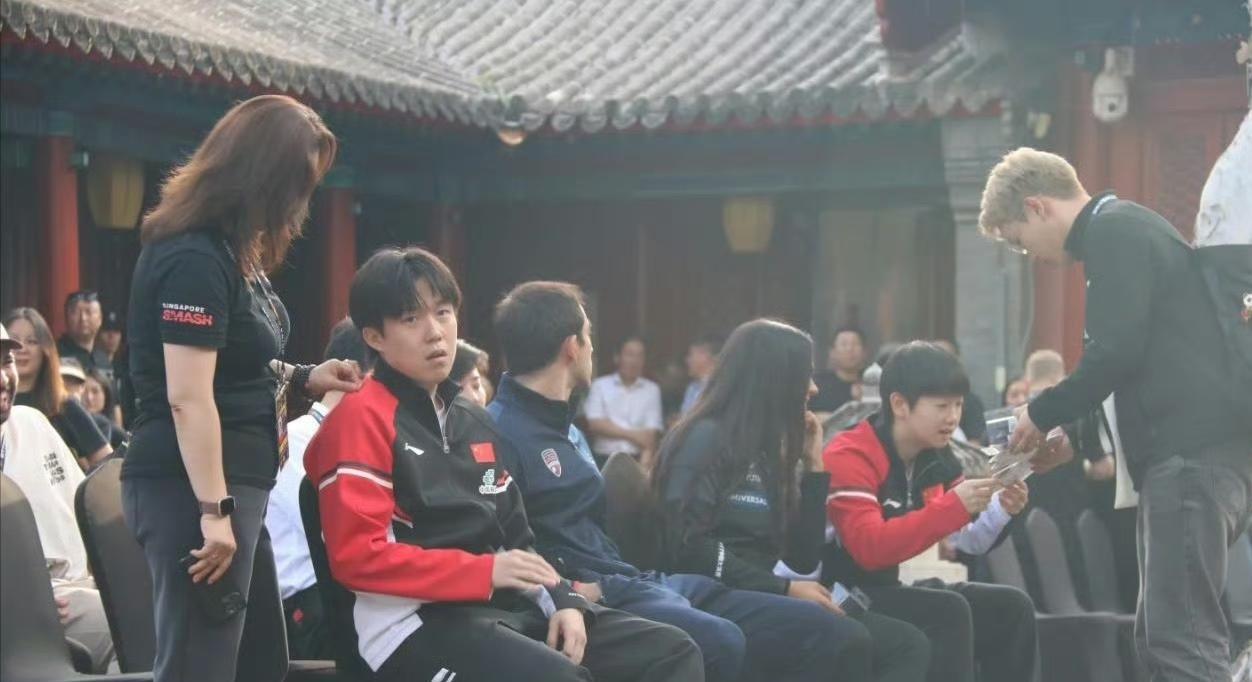WTT媒体总监周到女士又做显眼包了，这次是在WTT中国大满贯比赛抽签仪式开始前，