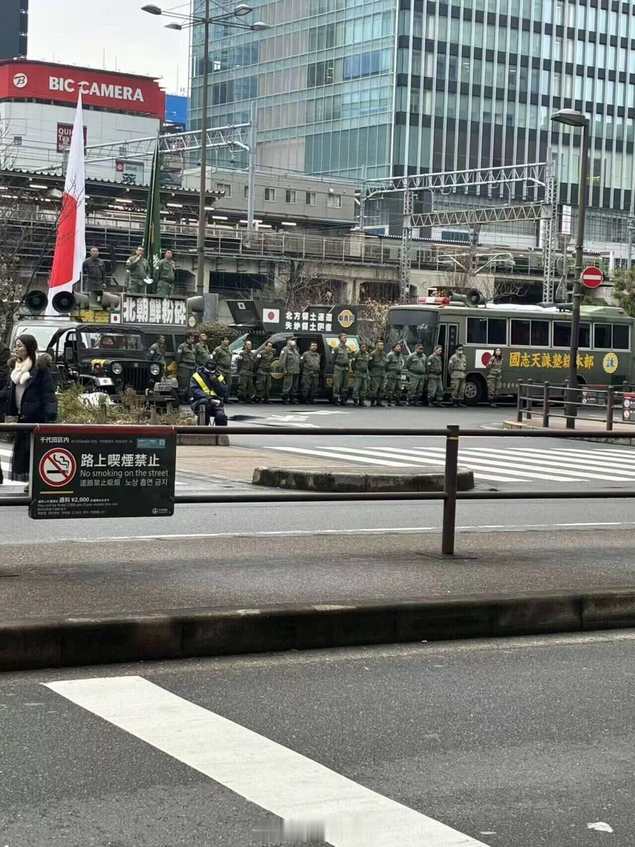 恁🐌能不能凑一点身高体态稍微整齐一点的男性，整点看上去利索一点的制服…你整这么