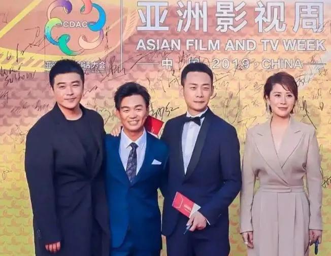 张译宣布息影！"华表奖现场，张译手握奖杯宣布息影，《士兵突击》兄弟团反应各异：
