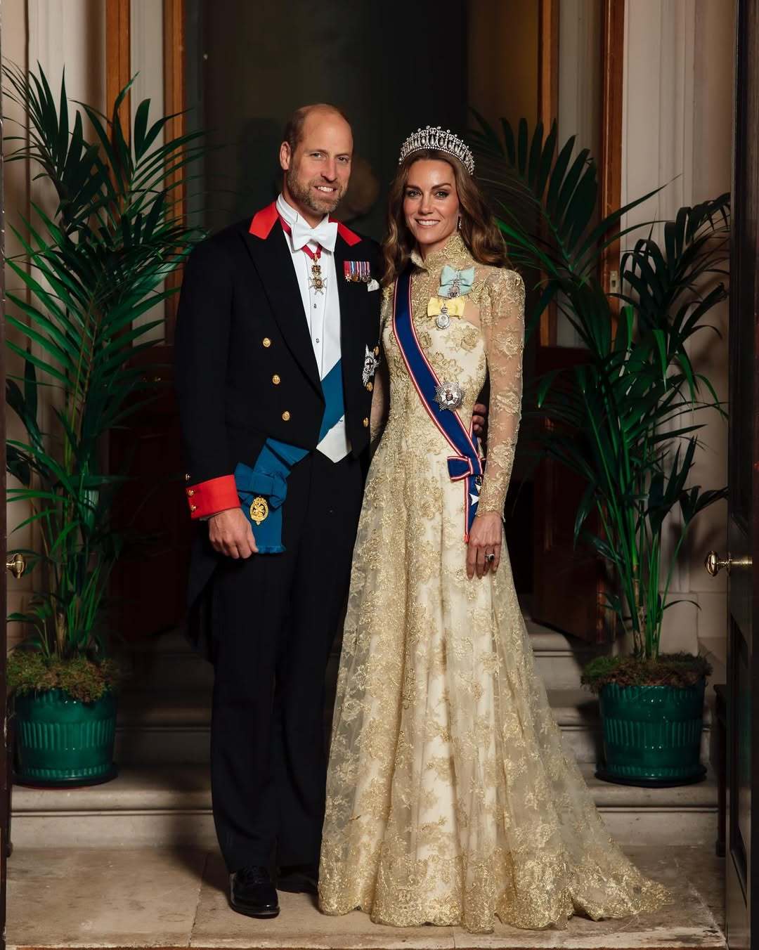 来自肯辛顿宫的官方照📷图二截取自官方视频[比心]~katemiddleton[超