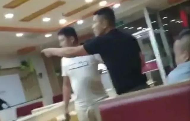 北京，一男子因报销的事，跟高管吵了几句，竟被公司董事长训斥，还通报批评，男子彻底