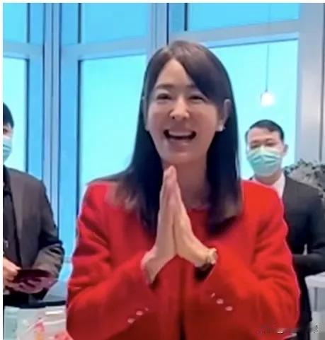 台北市101大楼董事长贾永婕春节期间身穿大红衣服，有记者问为何穿上鲜艳的红色，贾
