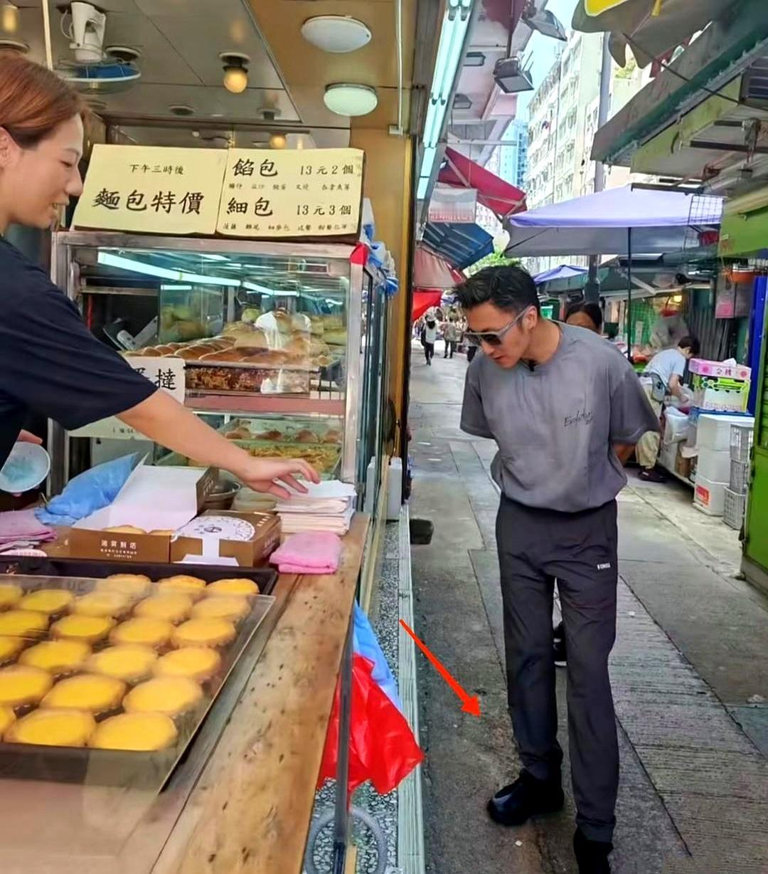 谢霆锋在香港菜市场买特价蛋挞！谢霆锋独自逛香港菜市场，穿皮鞋配运动裤戴墨