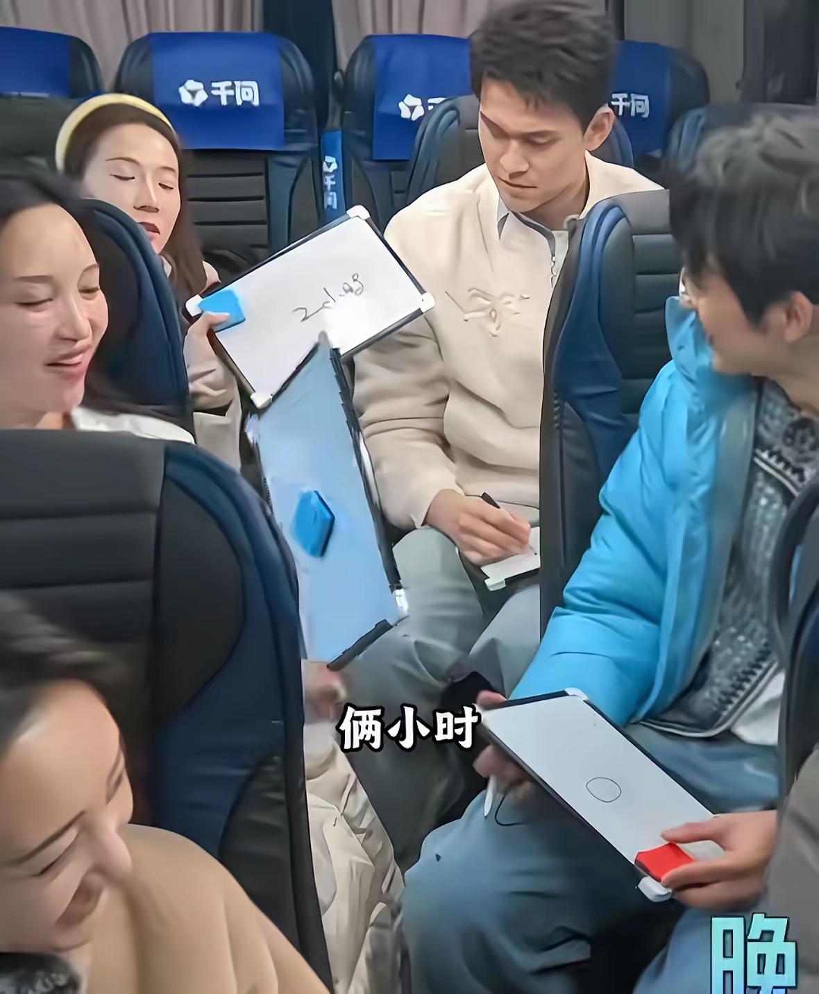 孙杨这操作，看着有点傻，细想却挺戳人的。张豆豆睡得早，他怕手机光晃着人，怕