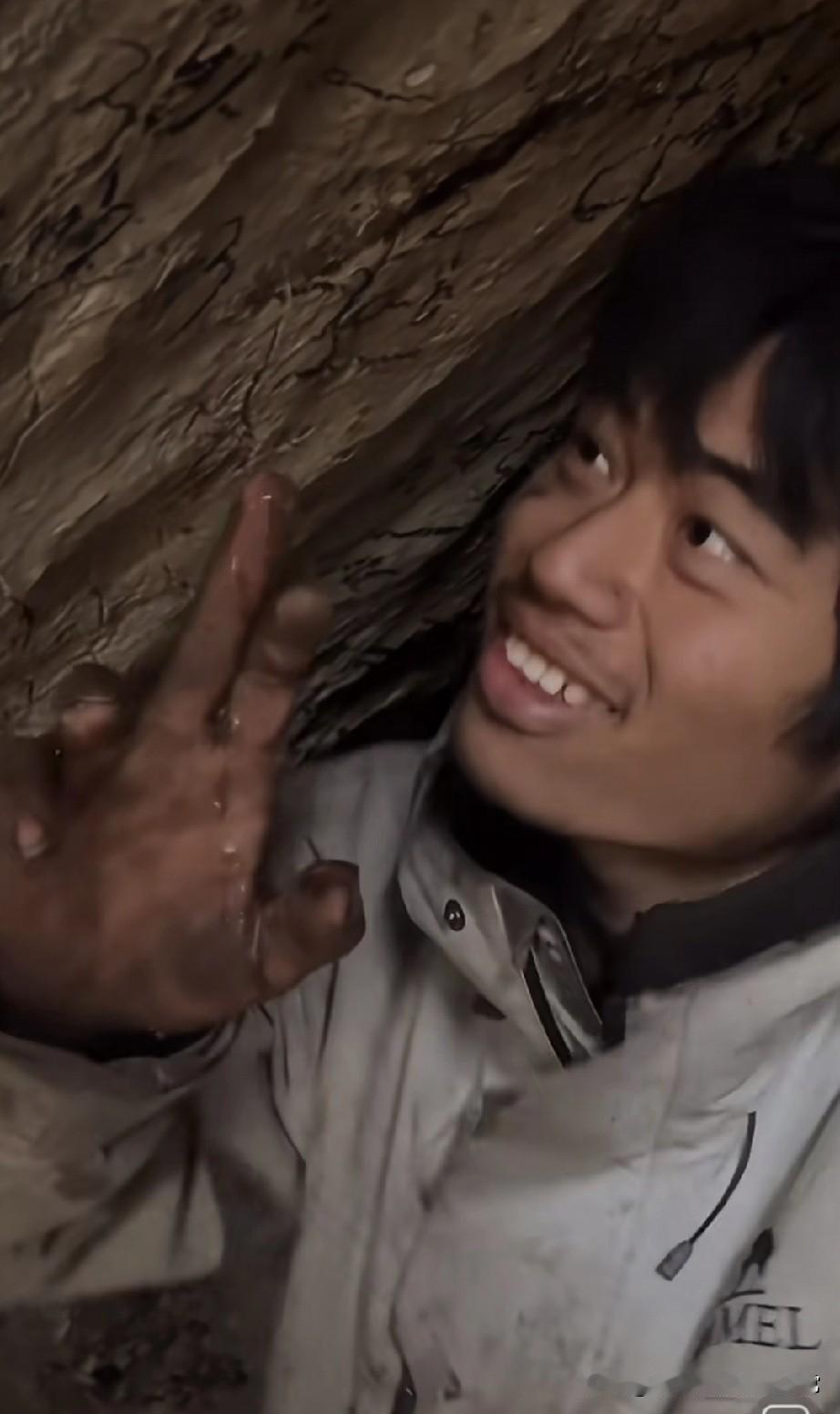 荒野求生林北的山洞漏成水帘洞了!看这大哥的山洞我鼻子一酸——泥墙缝里渗着雨