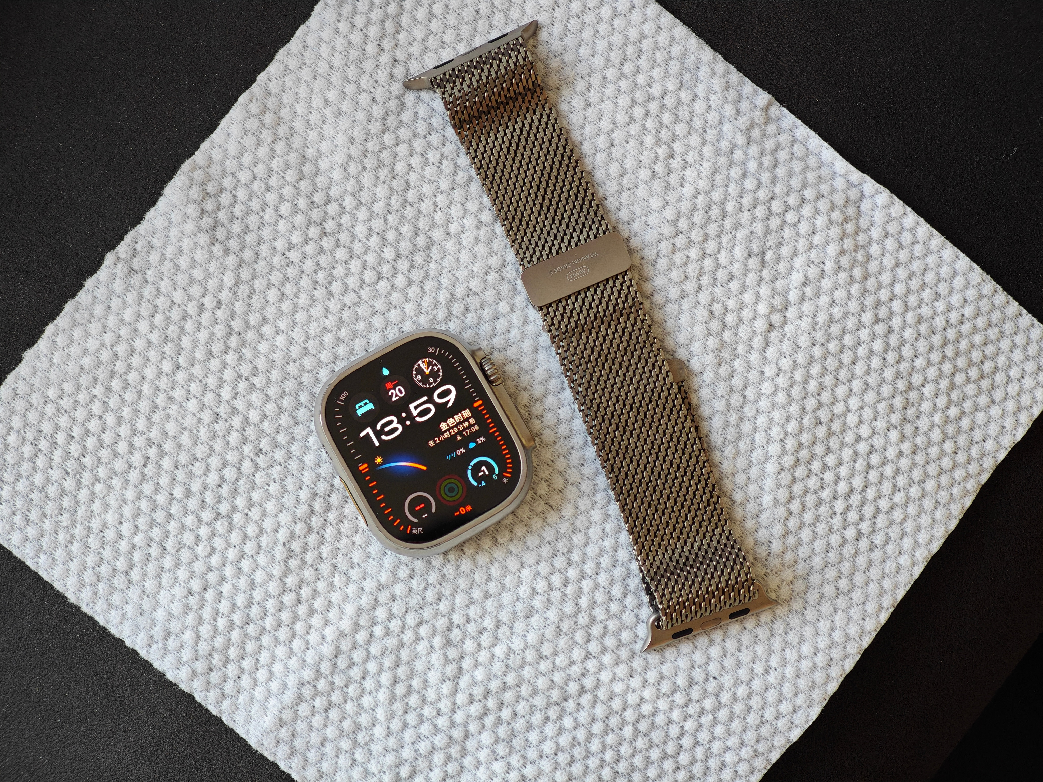 AppleWatch要经常洗，不然太油腻。洗完了背面又清爽了不少。钛金属的米