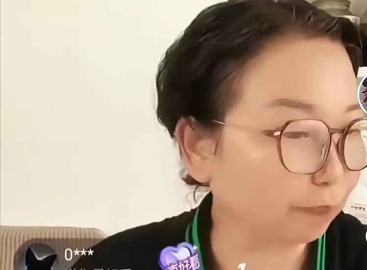 杜新枝戴着眼镜，一副知性的模样。她直播间生意惨淡，于是她不停地提“言宝喜欢吃的”