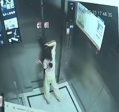 两个九岁小姑娘被困电梯近两小时，拼命求救却被保安当成小孩瞎胡闹，看完监控谁心里都