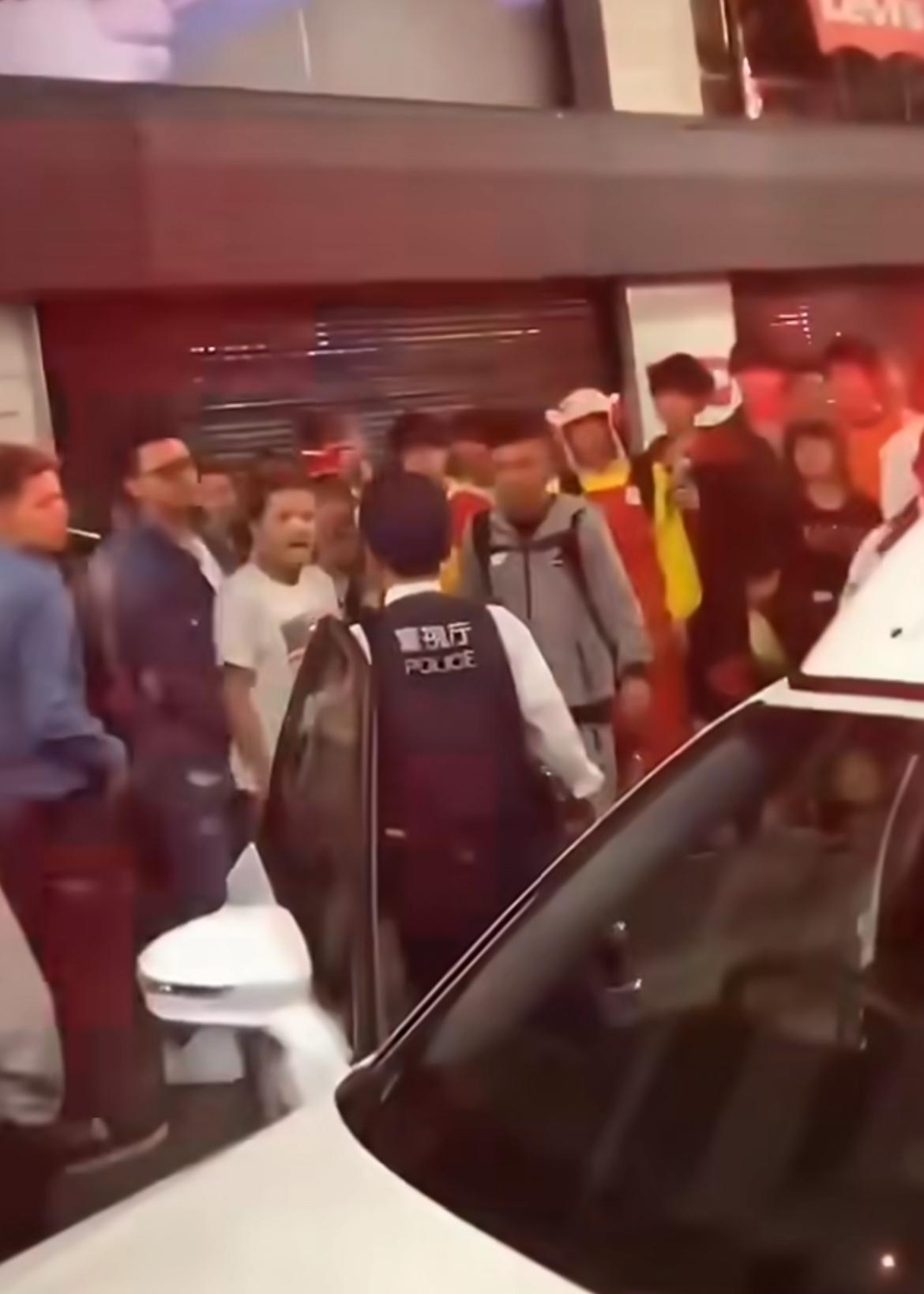 面对穿🇺🇸国旗的闹事人员，日本警方也不敢轻举妄动，竟然没有第一时间把他逮捕，