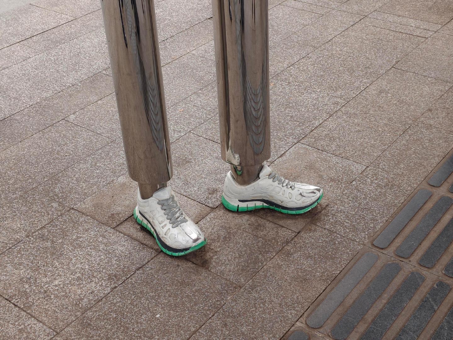 重庆的公交站台有点诡异了