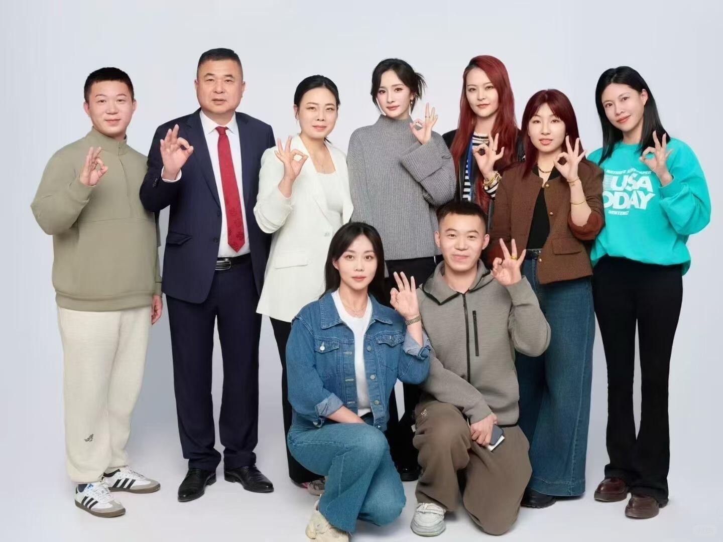 杨幂新的合照啊！是杨幂和宝家洁、BKT工作人员的合影～🤩🤩​​​