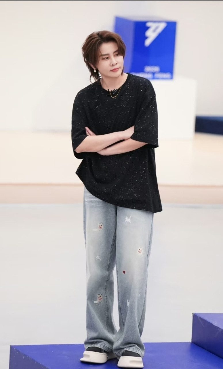 同一件衣服对比王濛瘦了好多王濛到底瘦了多少刷到对比图，同一件衣服上身效果差这么
