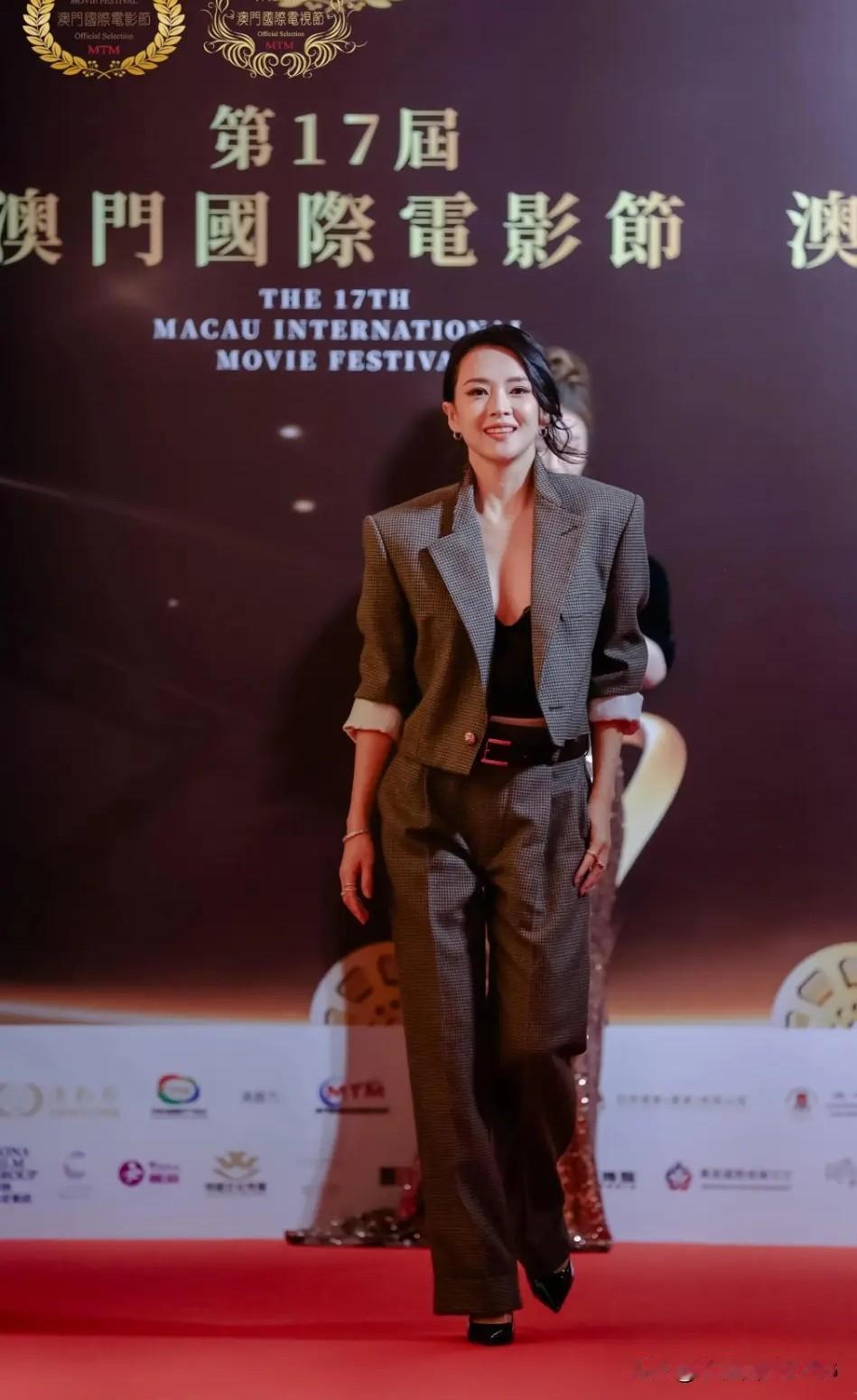 章子怡四封澳门影后华丽回归，洒脱领奖展现自信风采。在近日举行的澳门国际电影节