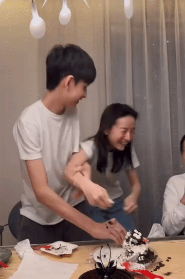 董洁1.60的个子不妨碍顶顶长那么高，她和儿子打闹互相往脸上抹蛋糕，顶顶三两下就