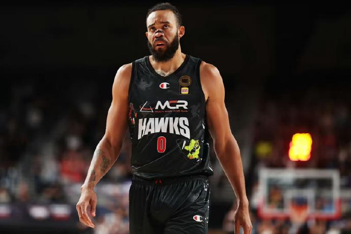 麦基来了。可是，首钢的问题从来都不是五号位呀，他们在五号位拥有全联盟最好的球