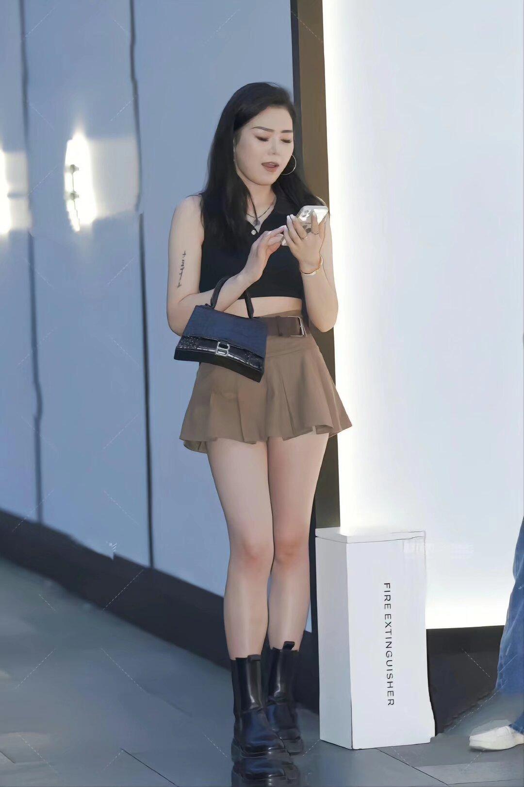 懂得对别人的生活保持距离，是成年人最起码的尊重。有句话说，人与人走得太近是一场