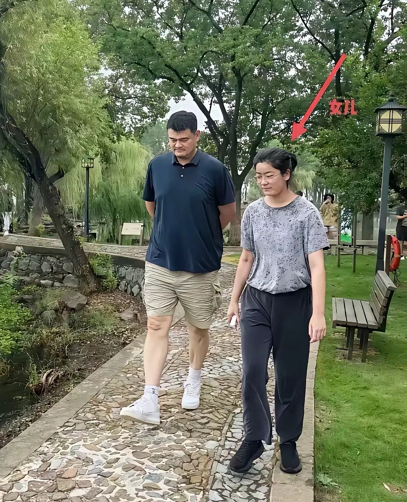 网友在公园偶遇名人​​​