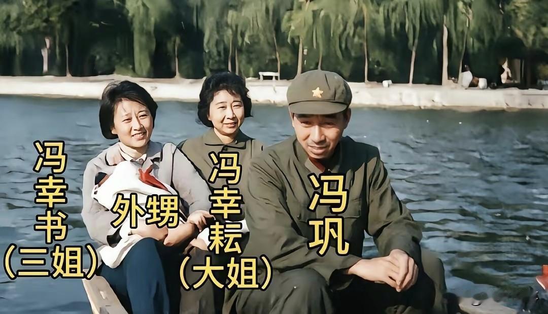 1978年，冯巩与两位姐姐泛舟湖上，强大的家族基因惹人惊叹。镜头下，冯巩一身军装