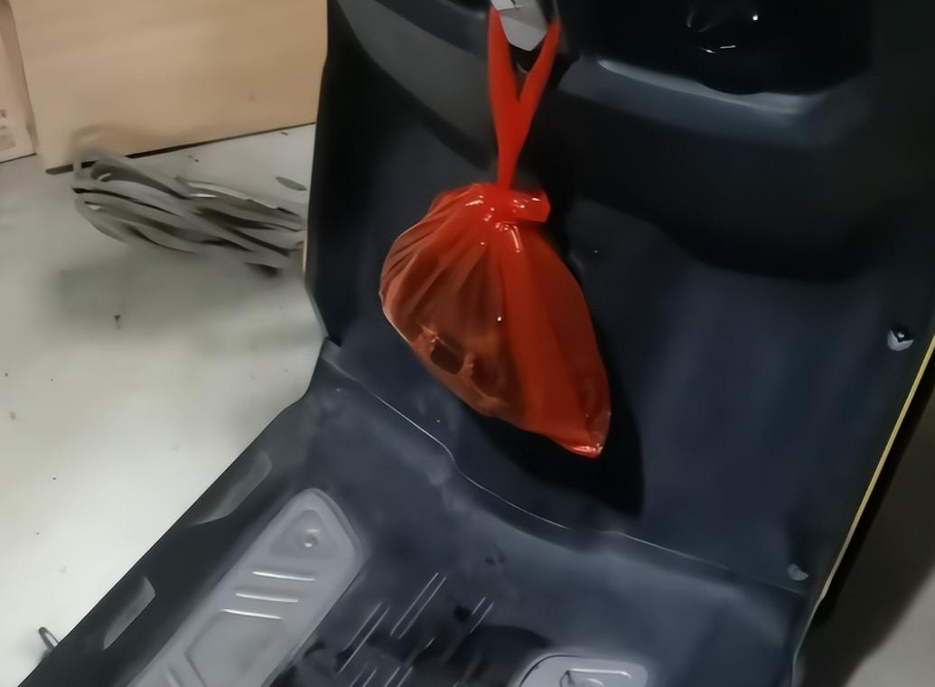 “真是个狠人！”6月9日，广西一男子喝醉了酒，竟然找了个红色塑料袋，不知道从哪儿