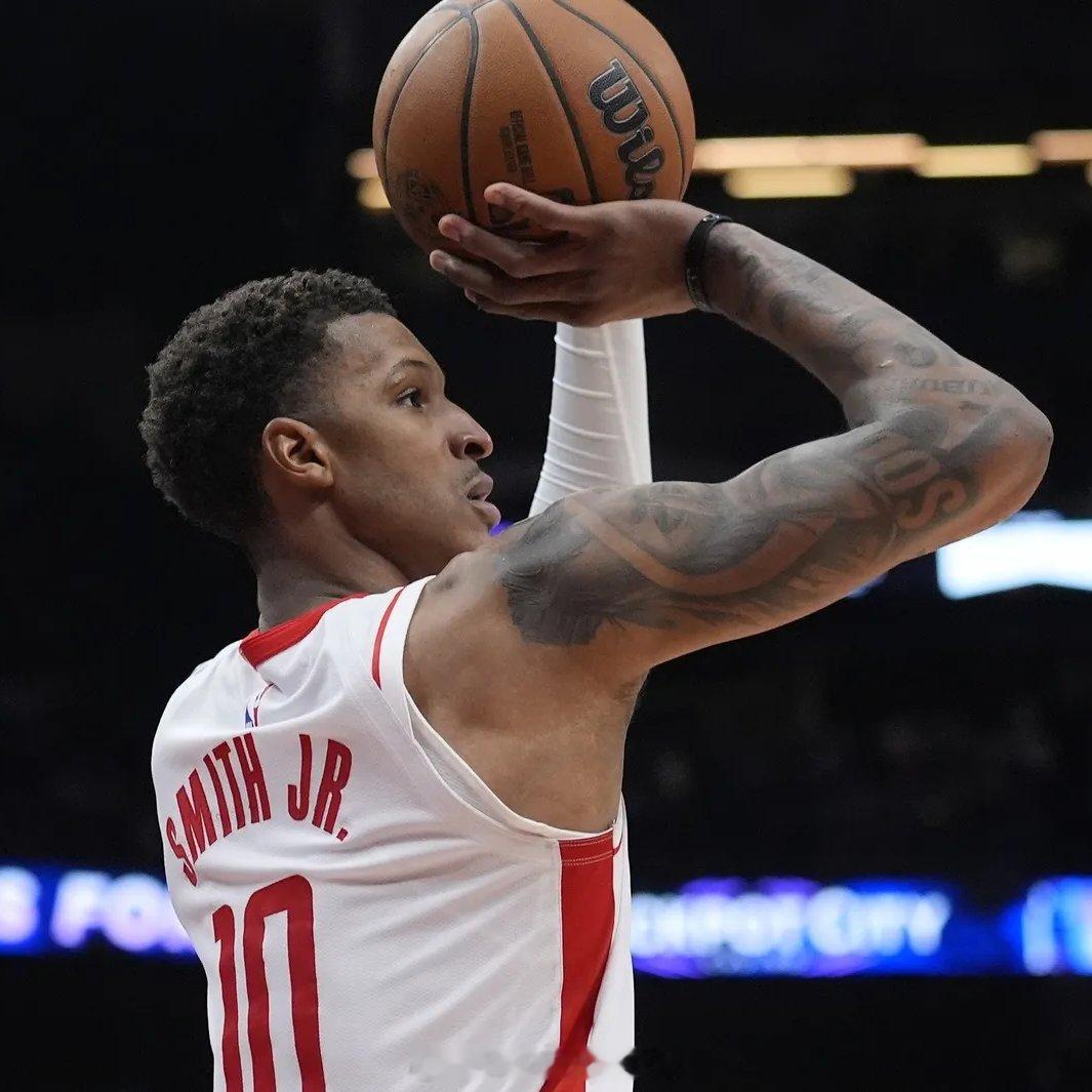 我之前没注意到这一点。小贾现在的三分球命中率已经达到39%，场均出手5.9次。如